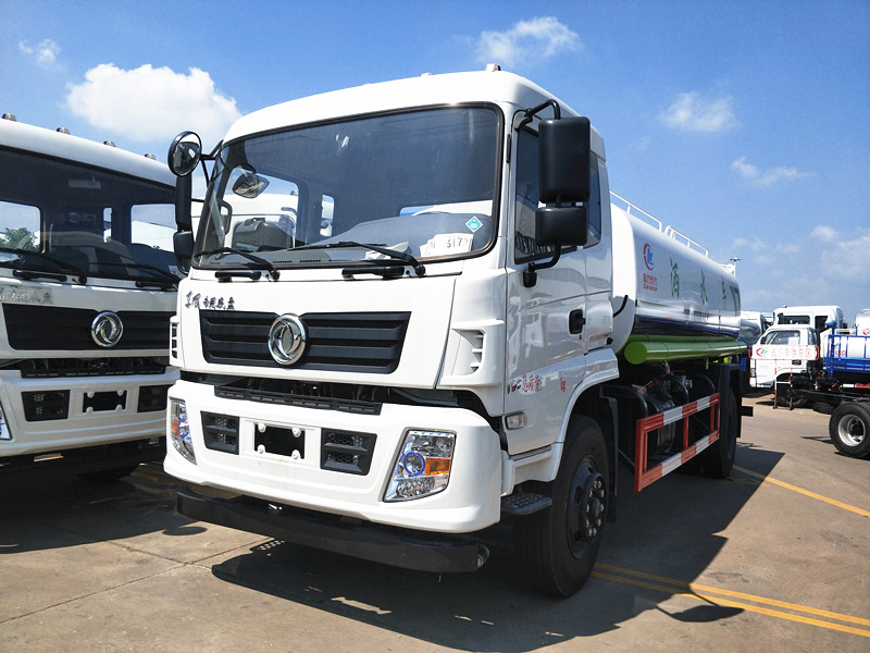 東風(fēng)專(zhuān)底仿天錦灑水車(chē)